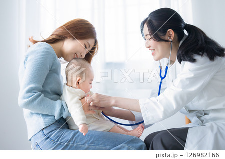 赤ちゃんを診察する女性医師 126982166