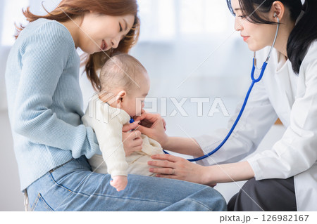 診察を受ける赤ちゃん 126982167