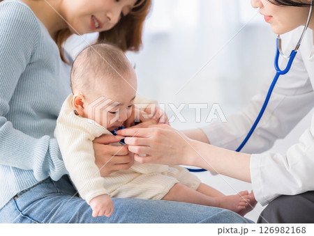 診察を受ける赤ちゃん 126982168