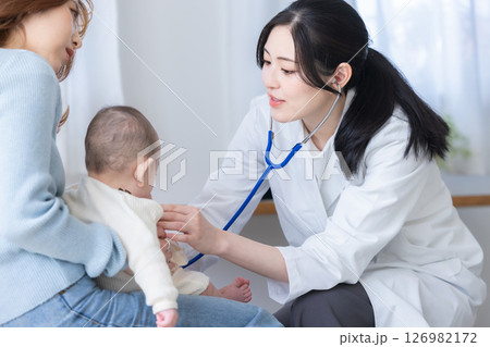 診察を受ける赤ちゃん 126982172
