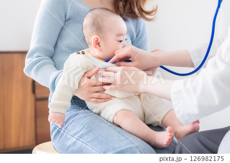 診察を受ける赤ちゃん 126982175