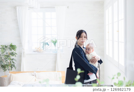 ゃんと母親 126982179