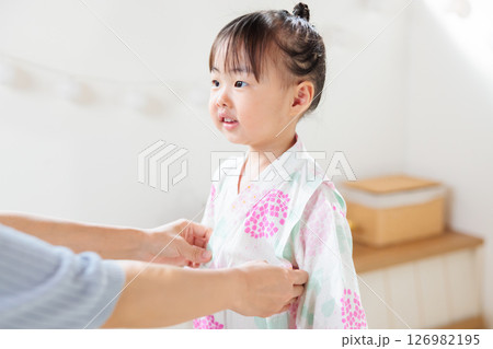 浴衣を着る2歳の女の子 子供浴衣 着付け 浴衣を着る2歳の女の子 子供浴衣 着付け 126982195