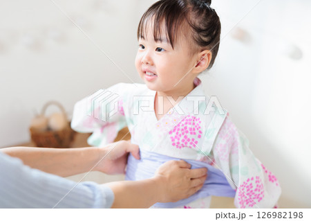 浴衣を着る2歳の女の子　子供浴衣 着付け 126982198