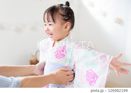 浴衣を着る2歳の女の子　子供浴衣 着付け 126982199