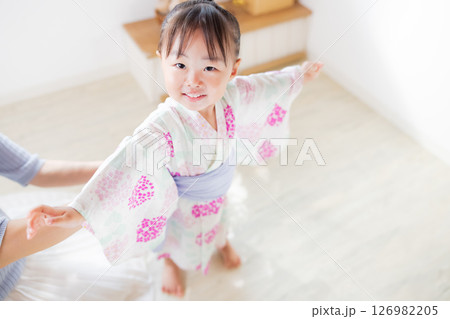 浴衣を着る2歳の女の子　子供浴衣 着付け 126982205