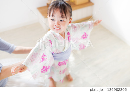 浴衣を着る女の子 126982206