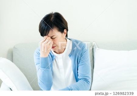 頭痛がする中高年女性 126982339