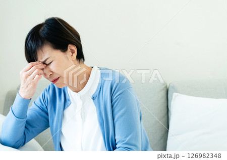 頭痛がする中高年女性 126982348