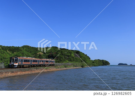 参宮線の伊勢湾　キハ75系 126982605