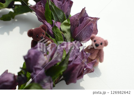 クリスマスローズのドライフラワーのリースとテディベア　　 126982642