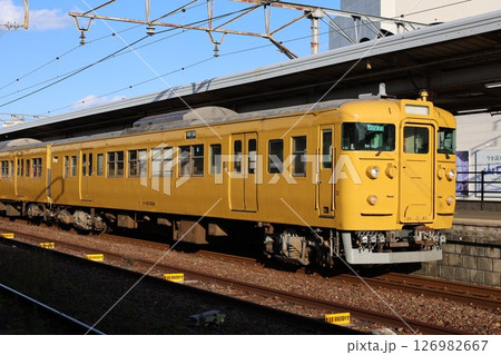 下関駅に停車している国鉄型115系電車 126982667