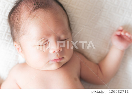 生後1ヶ月の乳児の寝顔 生後1ヶ月の乳児の寝顔 126982711