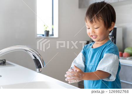 キッチンで手を洗う子供 キッチンで手を洗う子供 126982768