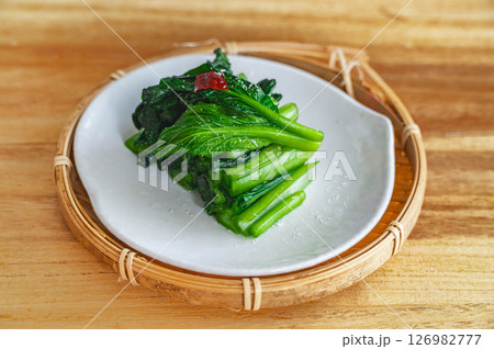 うまみ調味料をふりかけた小松菜の漬物 126982777