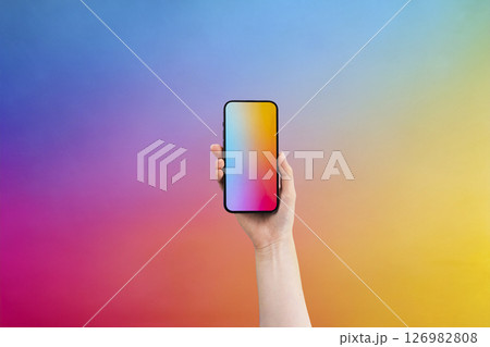 スマホを持つ女性の手元　AIイメージ 126982808