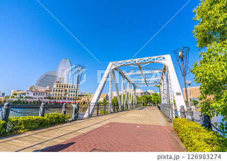 日本の横浜都市景観 夏のような日差し…汽車道の港二号橋梁などを望む＝6月5日 126983274