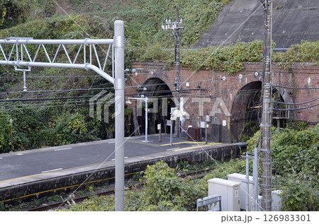 トンネルと駅 126983301