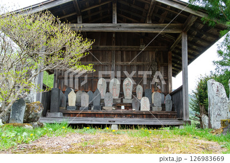 山里のお地蔵様 126983669