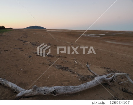 夕暮れ迫るカーマイラ・ビーチ Carmila QLD 4739 オーストラリア 夕暮れ迫るカーマイラ・ビーチ Carmila QLD 4739 オーストラリア 126984107