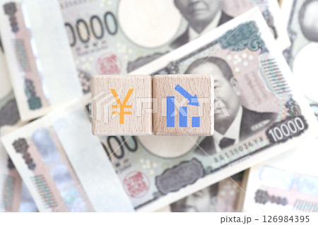 札束と日本円記号 下落のグラフ 札束と日本円記号 下落のグラフ 126984395