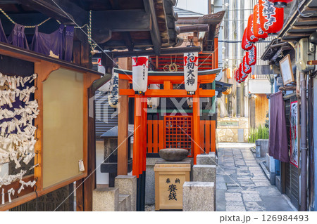 大阪千日前 朝の法善寺境内 お初天神(岡山最上稲荷) 夏 大阪千日前 朝の法善寺境内 お初天神(岡山最上稲荷) 夏 126984493