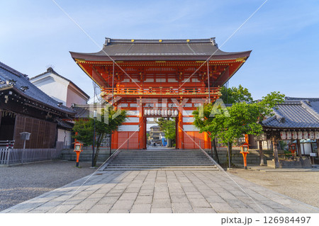 初夏の京都 早朝の八坂神社 南楼門 初夏の京都 早朝の八坂神社 南楼門 126984497