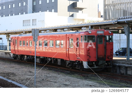 函館駅に停車している道南いさりび鉄道のキハ40ディーゼル車両 126984577