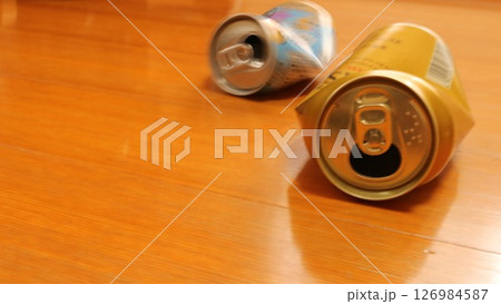 床に置かれた空き缶ビール 126984587