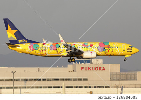 スカイマークエアラインB737-800福岡空港アプローチ スカイマークエアラインB737-800福岡空港アプローチ 126984685