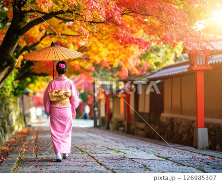 日本の神社を歩く着物の女性 126985307