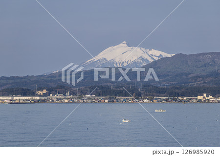 海上から見る岩木山と青森市街15 海上から見る岩木山と青森市街15 126985920