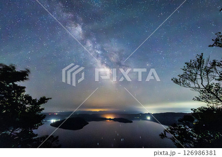 十和田湖面に浮かぶ天の川05 126986381
