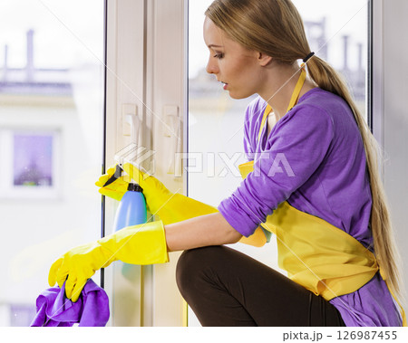 Girl cleaning window at home 126987455