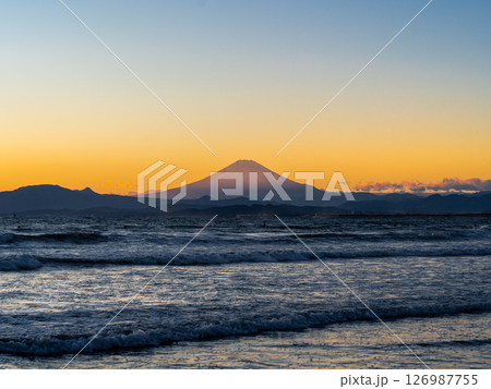 湘南海岸、夕暮れの富士山と荒れた海、サーフィンをする人 湘南海岸、夕暮れの富士山と荒れた海、サーフィンをする人 126987755