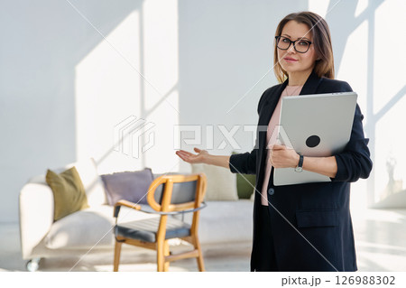 Portrait of professional psychologist therapist woman with laptop in office 126988302