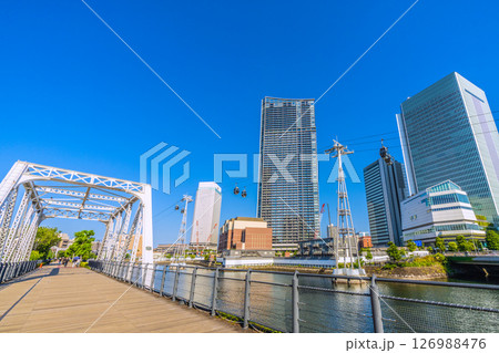 日本の横浜都市景観 夏のような日差し…汽車道の港一号橋梁や港二号橋梁(奥)などを望む＝6月5日 126988476