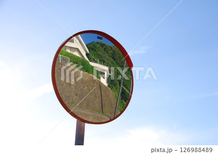 カーブミラー 126988489