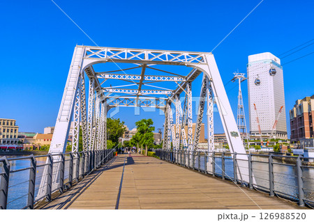 日本の横浜都市景観 夏のような日差し…汽車道の港一号橋梁や港二号橋梁(奥)などを望む＝6月5日 126988520