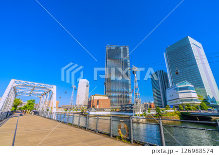 日本の横浜都市景観 夏のような日差し…汽車道の港一号橋梁や港二号橋梁(奥)などを望む=6月5日 日本の横浜都市景観 夏のような日差し…汽車道の港一号橋梁や港二号橋梁(奥)などを望む=6月5日 126988574