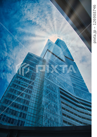 展望台やホテル、美術館もある超高層複合ビル、あべのハルカスの外観の風景 126988746