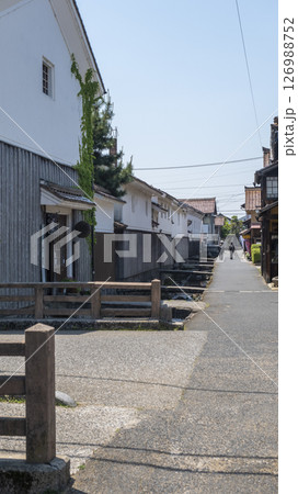 打吹山と赤瓦の街並み 倉吉市白壁土蔵 打吹山と赤瓦の街並み 倉吉市白壁土蔵 126988752