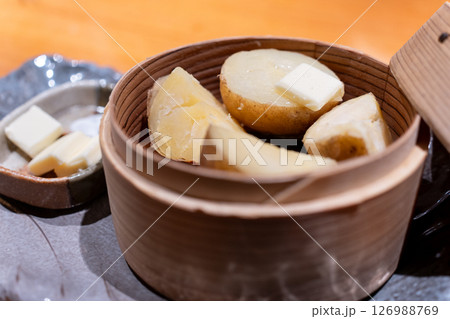 北海道産ジャガイモを使ったじゃがバター 126988769