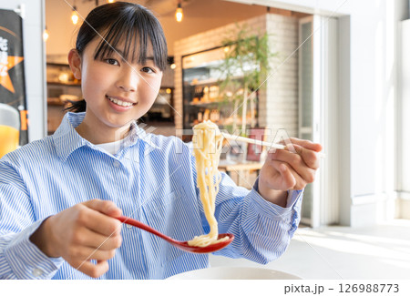ラーメンを食べている日本人の女性 126988773