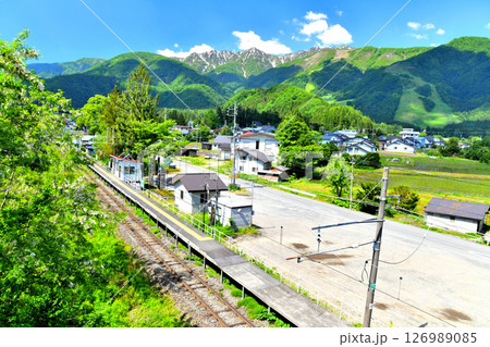 JR大糸線 飯森駅付近より白馬五竜スキー場方面を望む(長野県白馬村)【2025.6】 126989085