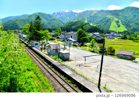 JR大糸線 飯森駅付近より白馬五竜スキー場方面を望む(長野県白馬村)【2025.6】 126989086