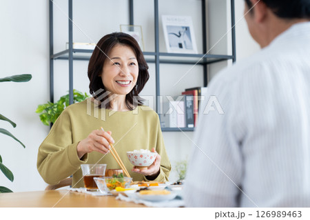 食事をするミドルの夫婦 食事をするミドルの夫婦 126989463