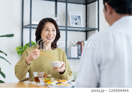 食事をするミドルの夫婦 126989464