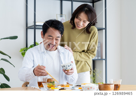 食事をするミドルの夫婦 126989465