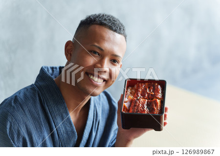 日本食を食べる外国人観光客 日本食を食べる外国人観光客 126989867